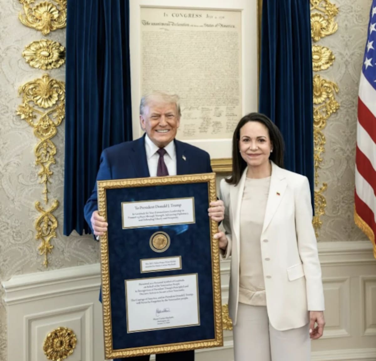 donald-trump-posa-con-la-medalla-del-nobel-junto-KEYOQQUVXRECDMVZYPSXVRDWTQ.png