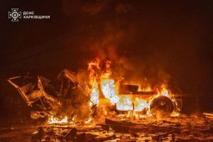 el-personal-de-servicios-de-emergencia-trabaja-PQLCXBNYAZFNZHAKUFR64TQLF4.JPG