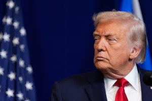 el-presidente-donald-trump-escucha-durante-una-NTZ4DK7RLZBLTPC7LISSYEWFFE.jpg