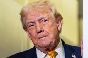 el-presidente-donald-trump-escucha-mientras-habla-JO65LPHB7ZEC3CHZ67TYLKEU44.jpg