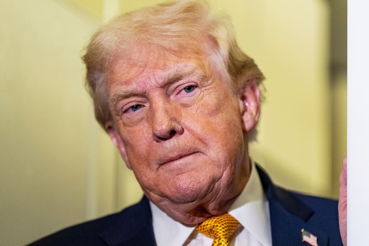 el-presidente-donald-trump-escucha-mientras-habla-JO65LPHB7ZEC3CHZ67TYLKEU44.jpg