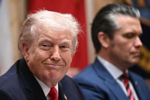 el-presidente-donald-trump-junto-al-secretario-de-ZEANUTGRB5C3XAXKICTZKSKL4U.JPG