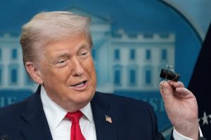 el-presidente-donald-trump-sostiene-un-clip-4FELLIJABBFKPHG6V3UIGT7ANI.jpg