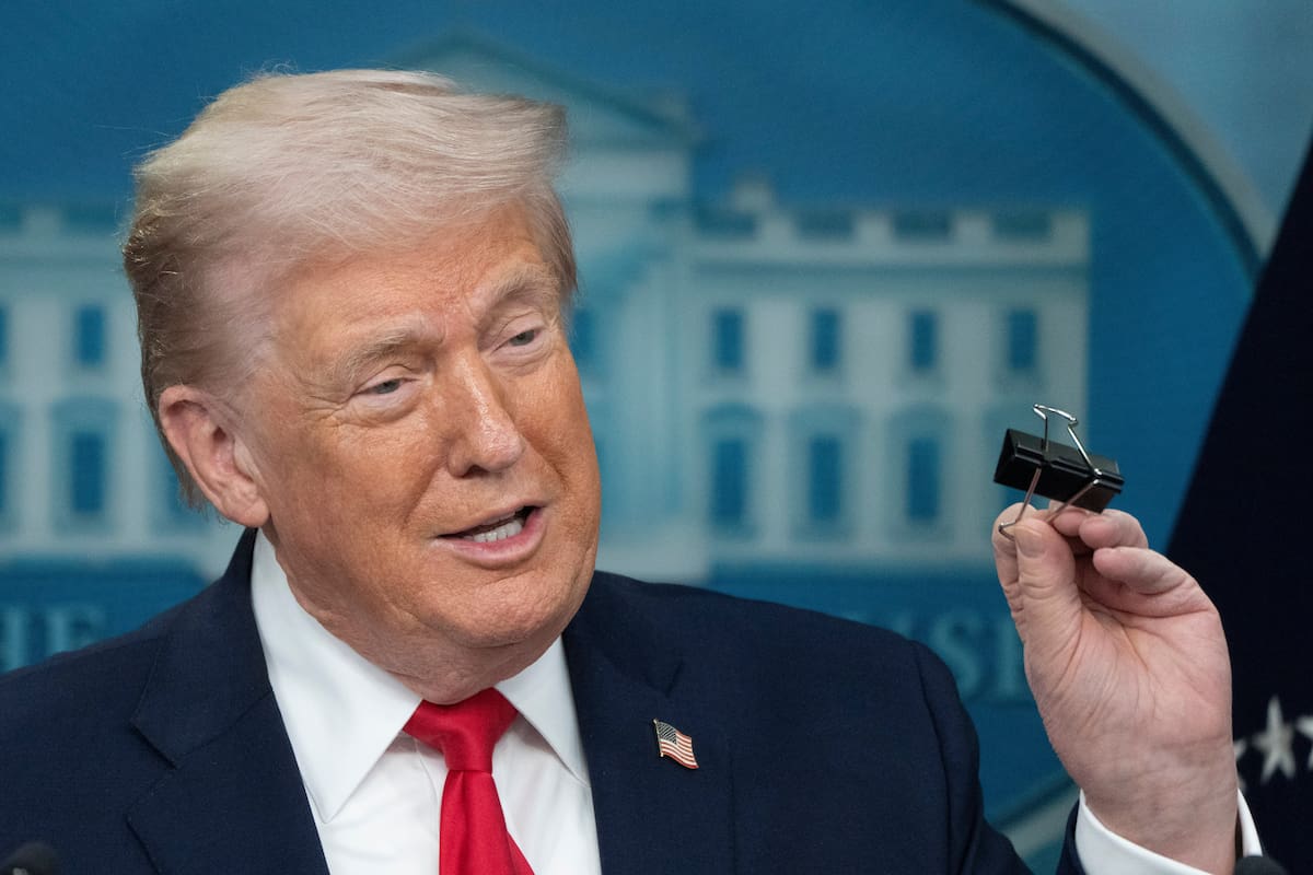el-presidente-donald-trump-sostiene-un-clip-4FELLIJABBFKPHG6V3UIGT7ANI.jpg