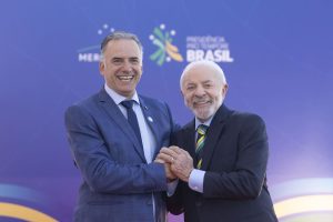 el-presidente-uruguayo-yamandu-orsi-estrecha-la-ZTSQNFRWXZHNFAHZHUGKHECMQE.JPG