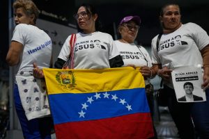 familiares-de-presos-politicos-esperan-afuera-del-JYWA2OSTY5DINCS6STIPSBYCRI.JPG