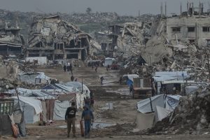 grupos-de-palestinos-caminan-entre-edificios-FW6ZHFJYHRDFXDXTPQKTP37W3M.JPG
