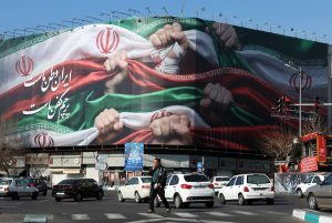 iranies-caminan-junto-a-un-cartel-publicitario-QE3IBUUB3NGRXMFYVXVWO5YWPU.JPG