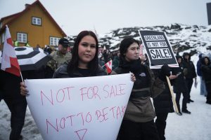 jovenes-de-groenlandia-protestan-con-carteles-que-3ESBQ37DSNFXNFAGNEFLQFPH2M.JPG