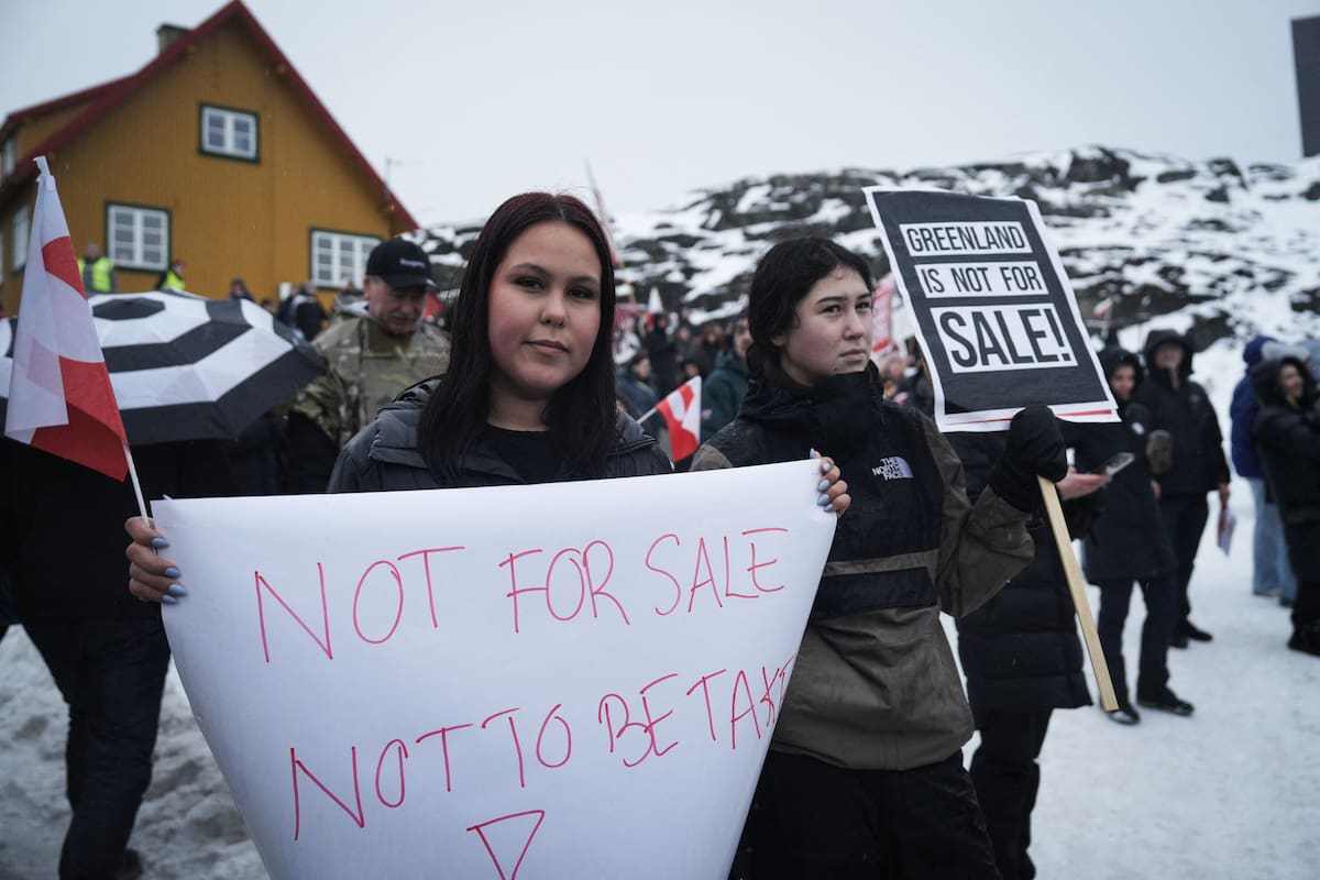 jovenes-de-groenlandia-protestan-con-carteles-que-3ESBQ37DSNFXNFAGNEFLQFPH2M.JPG