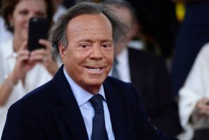 julio-iglesias-en-la-ceremonia-para-develar-su-VMTLI6LIZNH2ZDJUJWQPCQEDCE.jpg