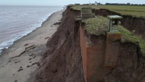 la-erosion-costera-ha-dejado-a-la-construccion-de-ZNOVR33TONHHRK4Q3ZSSWJCXLM.jpg