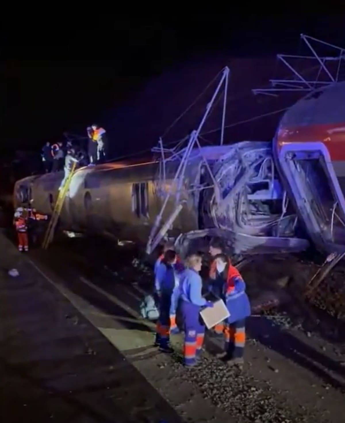 la-escena-tras-el-descarrilamiento-de-dos-trenes-XEN7JJJ2UBBKTHEPHWW2OYA2RY.JPG