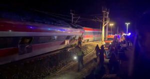 la-escena-tras-el-descarrilamiento-de-dos-trenes-XHPHVU3ULRHPTOLPNDBAPXSQOU.JPG