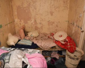la-reducida-habitacion-de-la-victima-en-PWUIQ2THTZHBLDVX2P6QLNCKKA.jpg