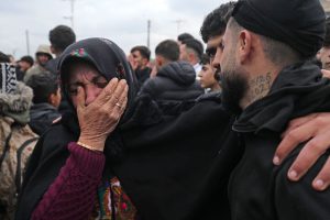las-familias-se-abrazan-mientras-dan-la-3AQNXDPKRVEQZOZ6BECPOTUAJQ.JPG
