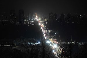 las-luces-de-los-autos-son-las-unicas-activas-por-BQDYLUQA5JAYPOOFDEKD7DHALM.JPG