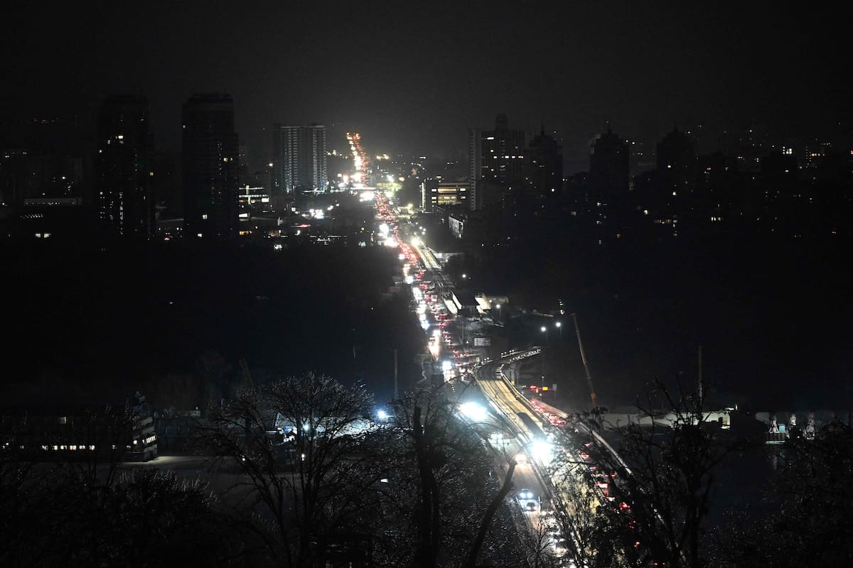 las-luces-de-los-autos-son-las-unicas-activas-por-BQDYLUQA5JAYPOOFDEKD7DHALM.JPG