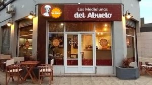 las-medialunas-del-abuelo-cumplio-25-anos-desde-LWVXJ5YY4FE2BIW47CR62USC5Q.jpg