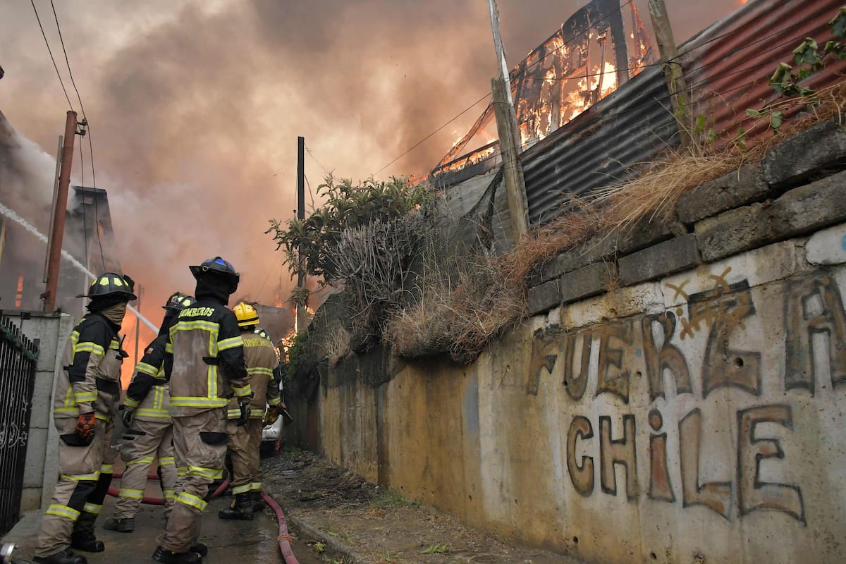 los-bomberos-intentan-extinguir-una-casa-en-BRQEIFYDDVARNC75NRQEMBNN54.jpg