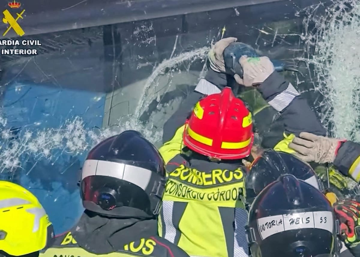 los-bomberos-trabajan-en-el-lugar-del-XFEDKSD3EVAUBLUWQJ5BVYAEY4.jpg