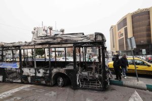 los-restos-de-un-colectivo-incendiado-con-un-Q4YVTI3VTRH4JLNAEM2KS75GKY.JPG