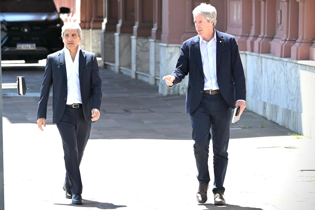 luis-caputo-ministro-de-economia-y-santiago-AMWCWAQ7TJGRBOXPCUMXASH6LU.jpeg