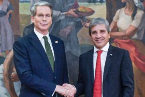 luis-caputo-recibio-a-scott-LTAT3R4WYVAPVBAYQNZMCEDIDM.jpg