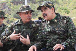 maduro-con-el-ministro-de-defensa-vladimir-YX2PCIWJ75BARPB7PVBXRXKXUE.JPG