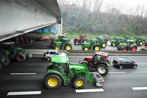 manifestantes-con-tractores-bloquean-una-IIK7P2I67NFRVHIO2BLB4FBOGM.JPG