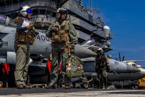 personal-del-portaaviones-uss-abraham-lincoln-de-SYWHPLQIEJADLNFBJ44C6PYGNE.JPG