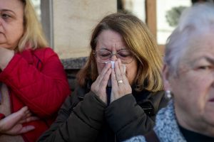 residentes-participan-de-un-minuto-de-silencio-ZMUJ4MM3GVA2DLTF2SBEYJWZPI.JPG