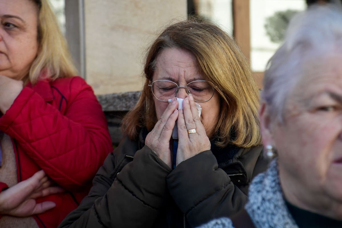residentes-participan-de-un-minuto-de-silencio-ZMUJ4MM3GVA2DLTF2SBEYJWZPI.JPG