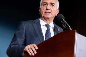 reza-pahlavi-durante-una-conferencia-de-prensa-en-ATHM6GEHSVH7JHHKAWVJYG2QMQ.JPG