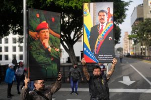 simpatizantes-chavistas-levantan-carteles-de-KWZXGI3DZBBBDG44BZAF2JNF3I.jpg