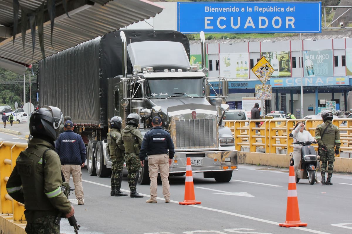 soldados-colombianos-verifican-los-documentos-de-URS7UT4UONF4NJZUDYAHEFTDCI.JPG