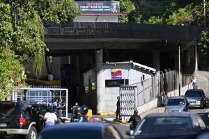 un-agente-custodia-la-entrada-de-el-helicoide-en-UXPZ2CNDYRBXDKY6WVGX64IUFA.JPG