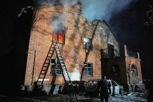 un-edificio-residencial-arde-tras-un-ataque-ruso-UQUKE3XSKVGVJJGFKQ3625KUEE.jpg