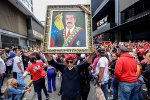 un-hombre-sostiene-una-imagen-del-derrocado-M2UBWXR5VBBPHIUZRVLFHRVHOY.JPG