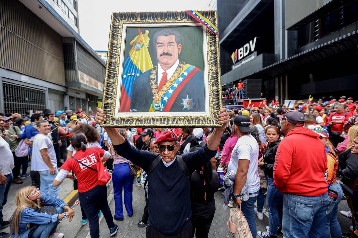 un-hombre-sostiene-una-imagen-del-derrocado-M2UBWXR5VBBPHIUZRVLFHRVHOY.JPG