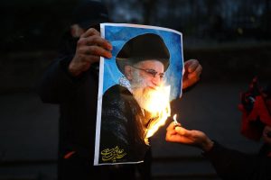 un-manifestante-quema-una-foto-de-khamenei-WMXSYNCD65CEDMGHBCTI5V52LE.JPG