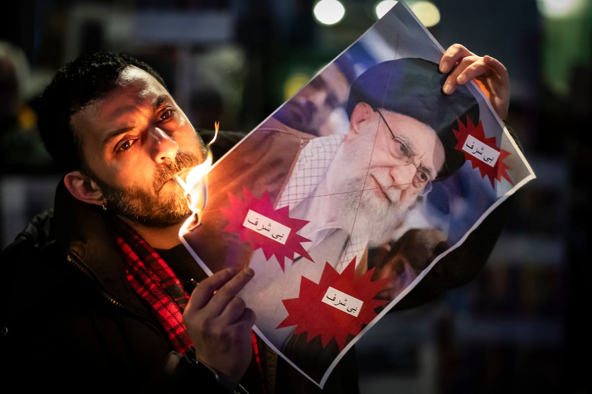 un-manifestante-quema-una-foto-del-ayatollah-ali-YSYKCYD3E5GI7PBQ422WVGJG2U.jpg
