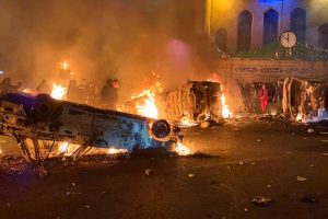un-vehiculo-es-incendiado-durante-las-protestas-EZNK3PQ3LRBGBII5LI2JBJF7RQ.jpg