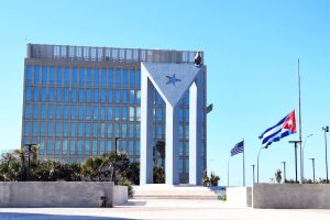 una-bandera-nacional-cubana-ondea-a-media-asta-EQ2WNMNXOZCWZCPZYMPIRAF2RU.JPG