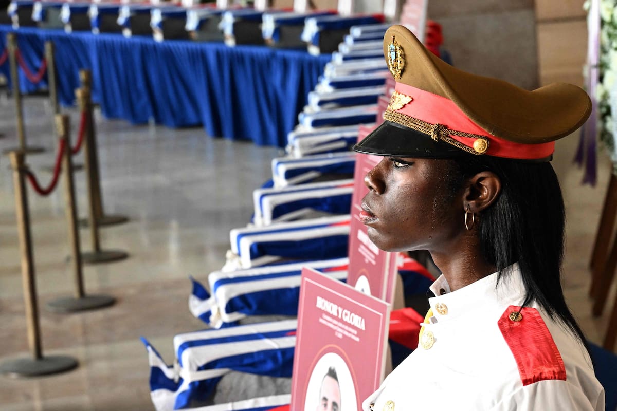 una-guardia-cubana-del-batallon-ceremonial-junto-GI7SQZIEL5BPLH2HQ5BEGKJ2OI.JPG