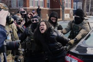 una-persona-es-detenida-por-agentes-federales-IDXG7VBH2FGQ3LAUH33M255DOY.webp.jpeg