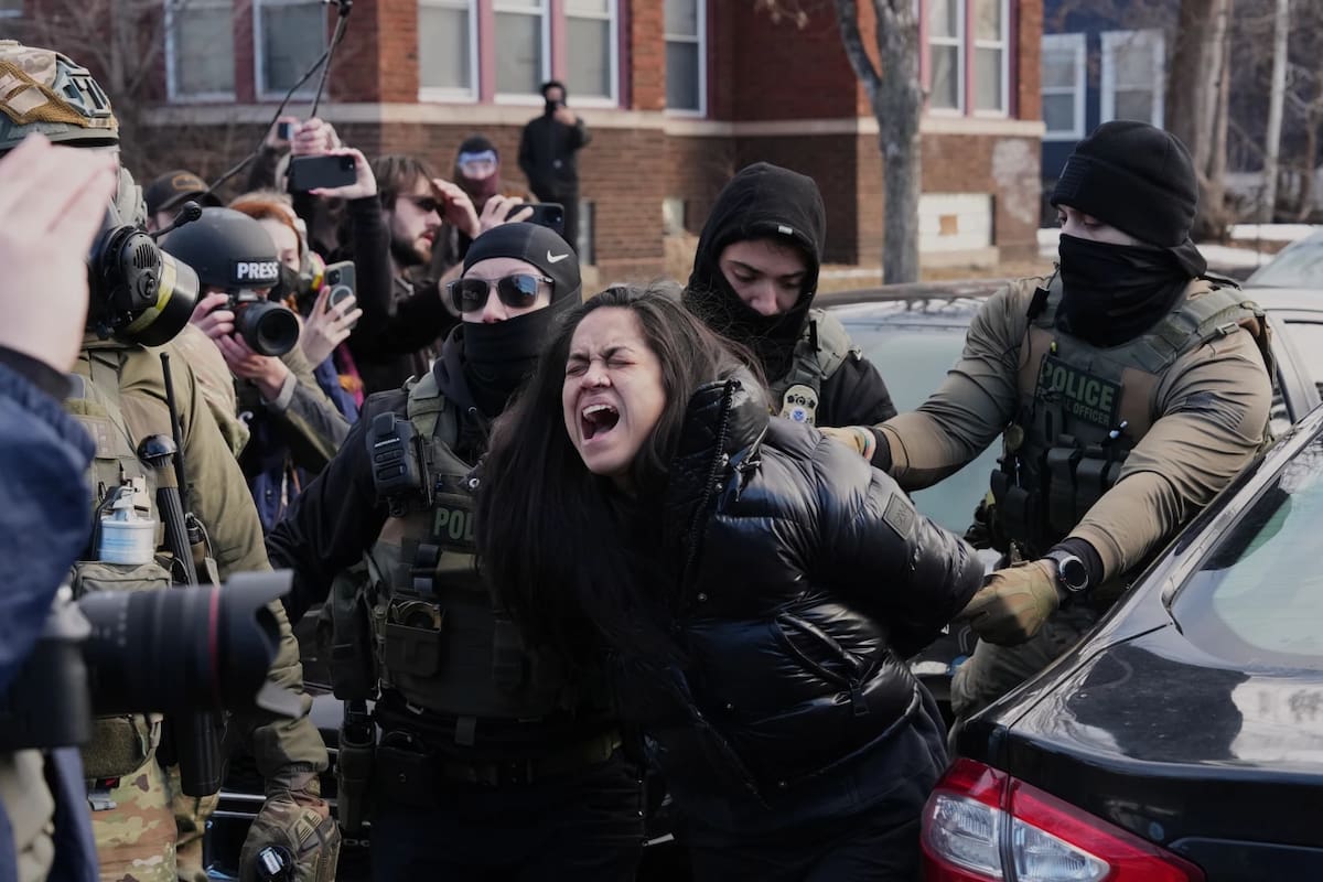 una-persona-es-detenida-por-agentes-federales-IDXG7VBH2FGQ3LAUH33M255DOY.webp.jpeg