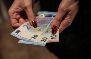 una-persona-posa-con-billetes-de-euro-retirados-UEKESIHOUZHU7JO5IMEYVQHZEE.JPG