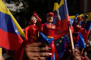 una-simpatizante-del-gobierno-sostiene-munecos-G5P2JEGWANCMXHUDCYCTSAYRQA.JPG