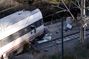 uno-de-los-dos-trenes-que-descarrilaron-en-adamuz-LL4ER5MEJ5FUZM5HAUFMNSPIDU.JPG